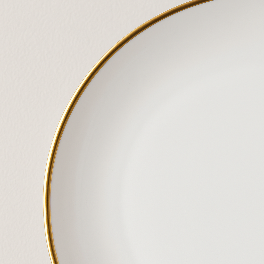 Set Piatti Golden Rim – Eleganza senza tempo per la tavola d’hotel